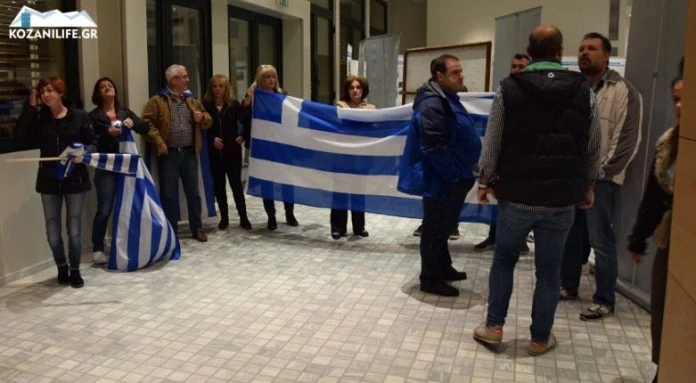 Το «Μακεδονία ξακουστή» χαλάει την συνέντευξη τύπου εκδήλωσης υπέρ της προδοτικής «συμφωνίας των Πρεσπών»